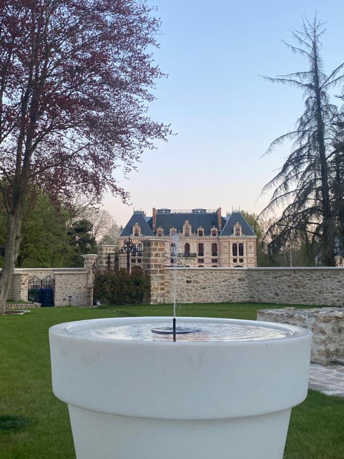 Loft Dans Le Clocher Face Au Chateau Bonnelles Exterior photo
